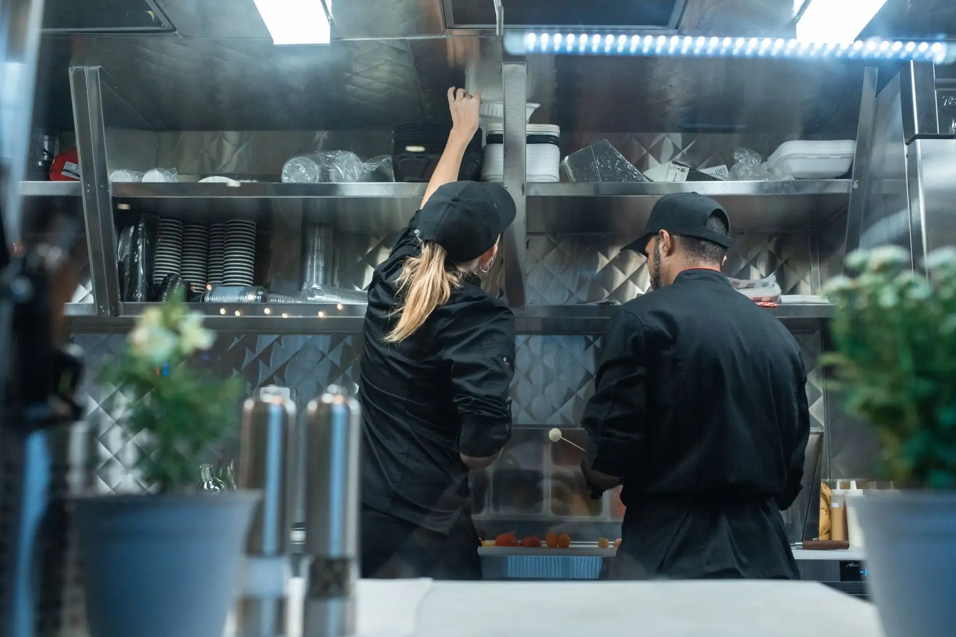 餐饮策划加盟方案对比：蝴攻晟全流程支持与单点服务差异分析